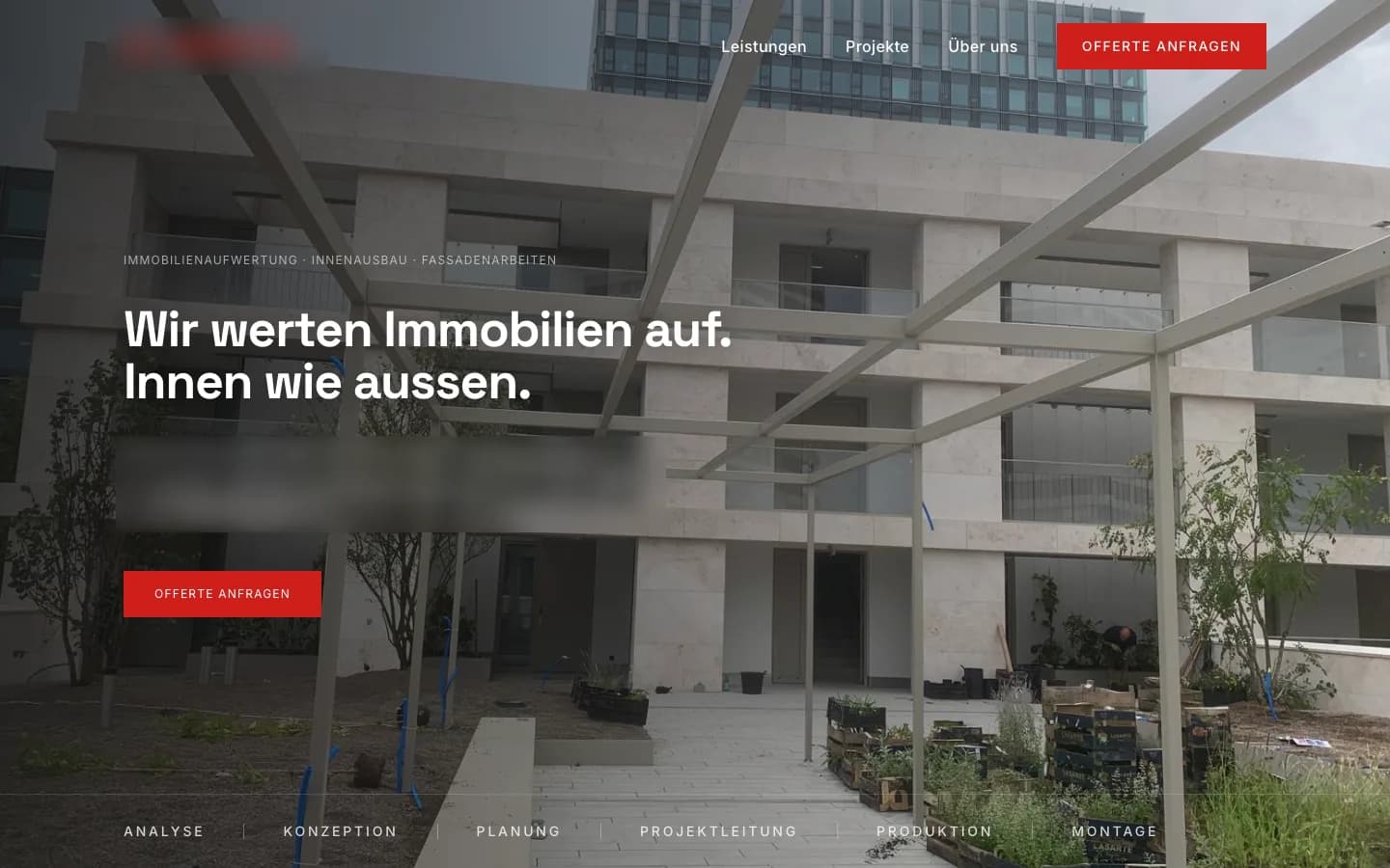 Kundenprojekt aus Bau und Innenausbau am Computer: grossflächiges Projektfoto mit ruhiger Typografie